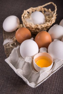 Ahşap bir masada tepside çiğ yumurta. rustik süt arka planıName