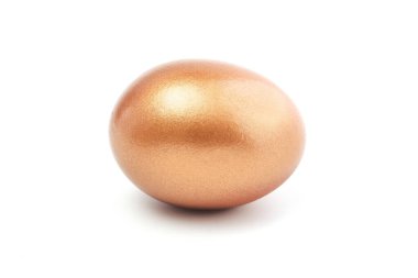 Beyaz arka planda izole edilmiş bir altın yumurta. servetin korunması kavramı