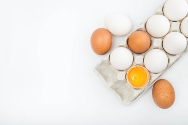 Beyaz arka planda çiğ beyaz yumurtalar. en üstteki görünüm
