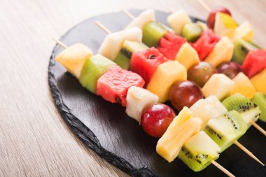 Tahta tabakta taze meyve kebabı. Tatlı yiyecek vitamini