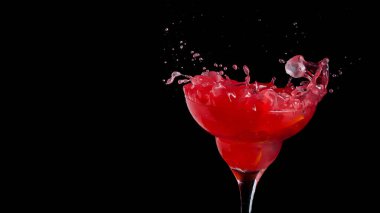 Siyah arka planda kırmızı alkol karışımı. İçecek partisi.