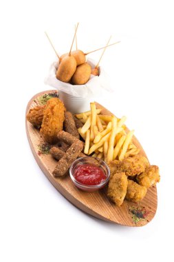 Tahtada bira için aperatifler, beyaz arka planda izole edilmiş.