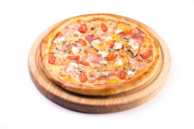 Beyaz arka planda izole edilmiş tahtanın üzerinde pastırmalı, mantarlı ve peynirli sıcak İtalyan pizzası.