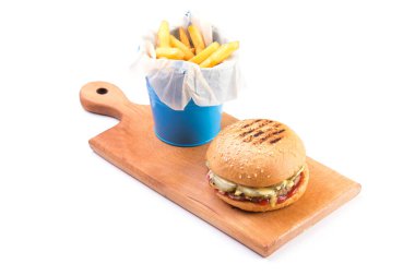 Klasik burger, pirzola ve salatalık turşusu. Beyaz arka planda izole edilmiş patates kızartması. Fast food yemeği