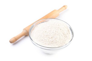 Beyaz arka planda izole edilmiş un ve bulut dolu bir kâse.