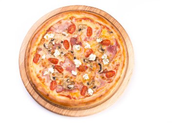 Beyaz arka planda izole edilmiş tahtanın üzerinde pastırmalı, mantarlı ve peynirli sıcak İtalyan pizzası.