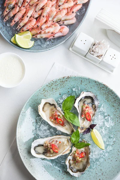 Kişilik Deniz Ürünleri Restoranda Akşam Yemeği Istiridyeler Masada Karides Tabağı — Stok fotoğraf