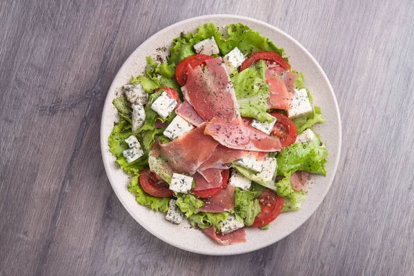 Frischer Salat Mit Schinken Tomaten Salat Und Käse Blau Auf — Stockfoto