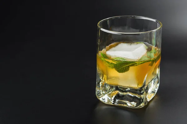 Whiskey Alkohol Ital Mentával Jéggel Fekete Alapon — Stock Fotó