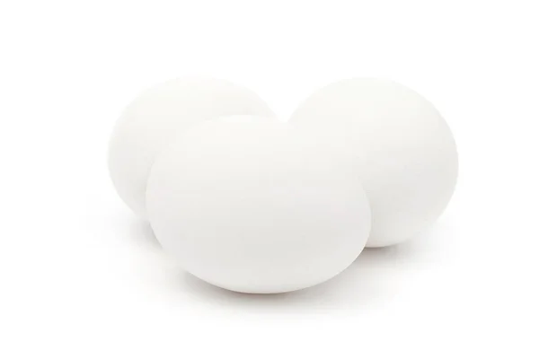 Ovos Brancos Crus Isolados Sobre Fundo Branco — Fotografia de Stock