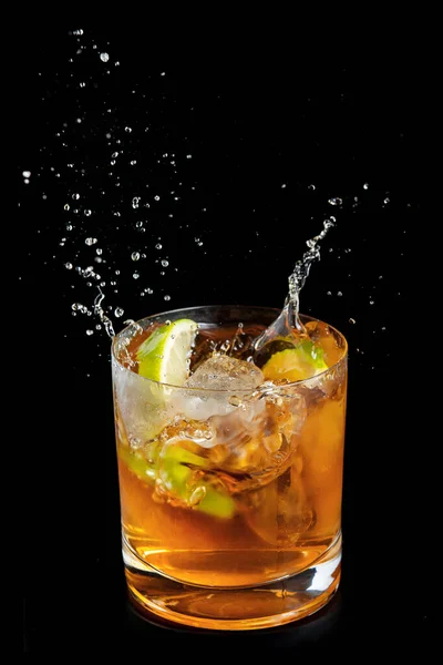 Κρύα Αλκοολούχα Ποτά Φέτα Λάιμ Και Παγάκια Cuba Libre Splash — Φωτογραφία Αρχείου