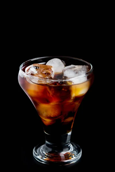 Vidro Frio Com Uísque Sobre Fundo Preto Bebida Alcoólica Escura — Fotografia de Stock