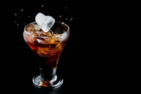 Zimne Szkło Whiskey Czarnym Tle Napoje Alkoholowe Ciemne — Zdjęcie stockowe