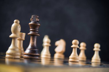 Satranç kralına odaklan. Zafer kavramı ve çatışmalarda başarı kavramı. dramatik arkaplan