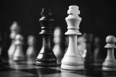 Satranç kralına odaklan. Zafer kavramı ve çatışmalarda başarı kavramı. dramatik arkaplan