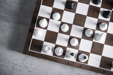Taş zeminde satranç tahtası oyunu. Satranç tahtası savaşı. Üst Manzara. düz yat