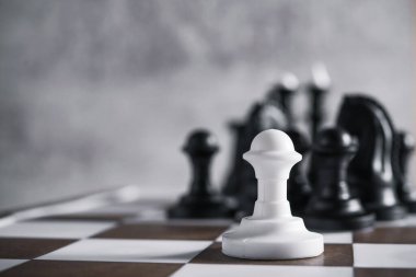 Taş zeminde satranç tahtası oyunu. Satranç tahtası savaşı. seçici odak.
