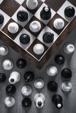 Taş zeminde satranç tahtası oyunu. Satranç tahtası savaşı