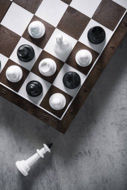 Bir satrançta kralı yener ve yener..