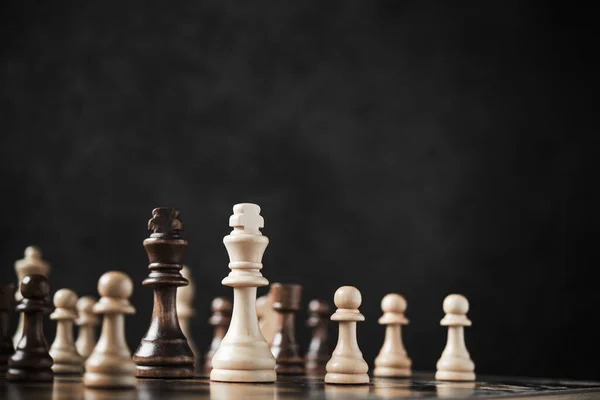 Focus Chess King Concept Victory Success Battles Conflicts Dramatic Background — Stock Photo, Image