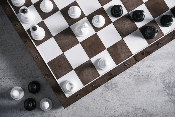 Taş zeminde satranç tahtası oyunu. Satranç tahtası savaşı. en üstteki görünüm