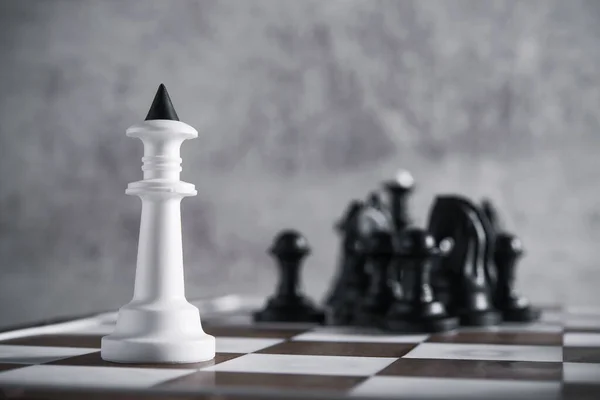 チェス王に集中しろ 戦いや紛争で勝利と成功の概念 劇的な背景 — ストック写真