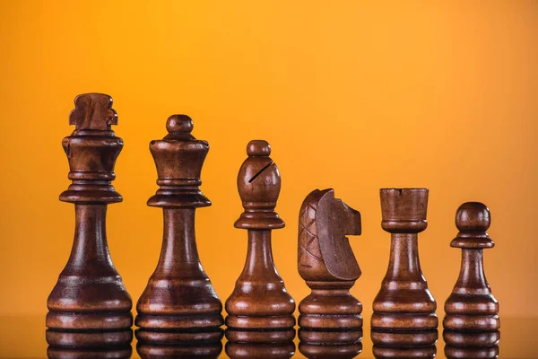 黄色の背景にチェスの駒のセット — ストック写真