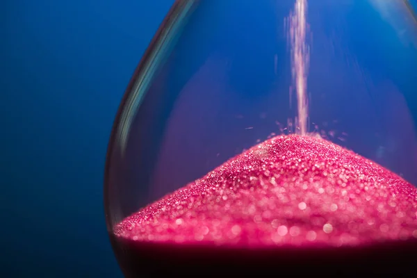 Leuchtend Rosa Sand Mit Sanduhr Auf Blauem Hintergrund — Stockfoto