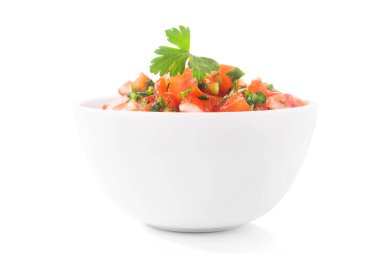 Beyaz arka planda maydanozlu domates salatası.