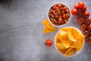 Taş bir masada altın tortilla cipsi ile domates salsası. - Meksika yemeği. düz yat