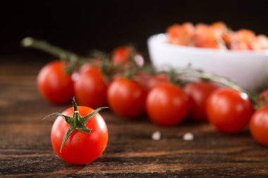 Ahşap bir kırsal masada salsa soslu taze domates.