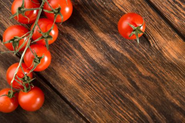 Tahta bir masada taze kırmızı organik domates. Üst görünüm.