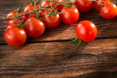 Tahta bir masada taze kırmızı organik domates. Üst görünüm.