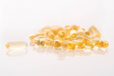 Beyaz arka planda izole edilmiş Omega 3 hap kapsülü. balık yağı eczanesi
