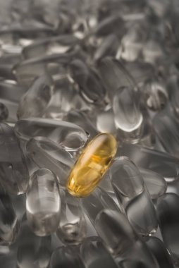 Herkese benzemeyen bir altın hap. Omega 3 kapsül arkaplanı.