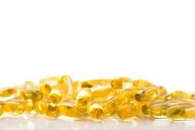 Beyaz arka planda izole edilmiş Omega 3 hap kapsülü. balık yağı eczanesi