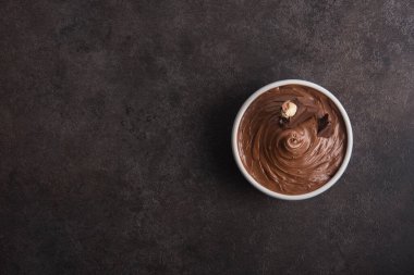 Taş bir masada çikolata kremalı ve fındıklı. Ev yapımı tatlı malzemesi. Üst görünüm, alanı kopyala.