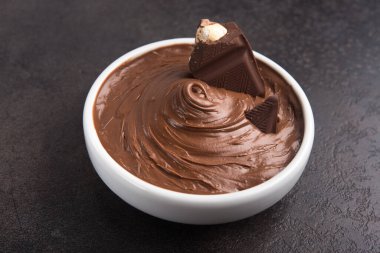 Taş bir masada çikolata kremalı ve fındıklı. Ev yapımı tatlı malzemesi.