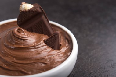 Taş bir masada çikolata kremalı ve fındıklı. Ev yapımı tatlı malzemesi.