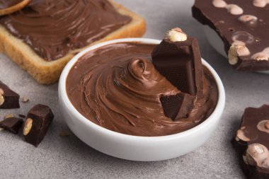 Taş bir masada çikolata kremalı ve fındıklı. Ev yapımı tatlı malzemesi.