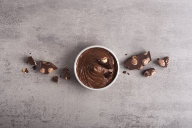 Taş bir masada çikolata kremalı ve fındıklı. Ev yapımı tatlı malzemesi. Üst görünüm, alanı kopyala.