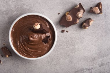 Taş bir masada çikolata kremalı ve fındıklı. Ev yapımı tatlı malzemesi. Üst görünüm, alanı kopyala.