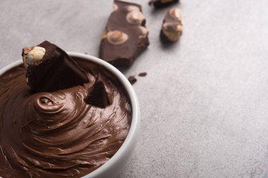 Taş bir masada çikolata kremalı ve fındıklı. Ev yapımı tatlı malzemesi.