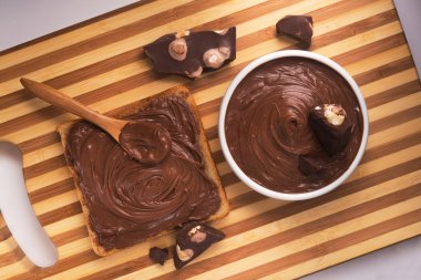 Tahta bir masada çikolata kremalı ve fındıklı. en üstteki görünüm