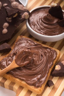 Kremalı ve çikolatalı ekmeğe sürülmüş tatlı çikolata.. 