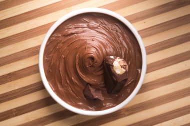 Tahta bir masada çikolata kremalı ve fındıklı. en üstteki görünüm