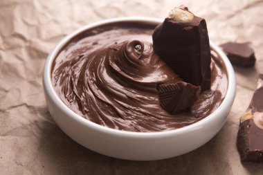 Kağıt üzerinde çikolata kremalı beyaz kase. Popüler yemek tatlısı..