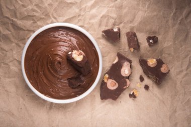 Kağıt üzerinde çikolata kremalı beyaz kase. Popüler yemek tatlısı. Üst görünüm.