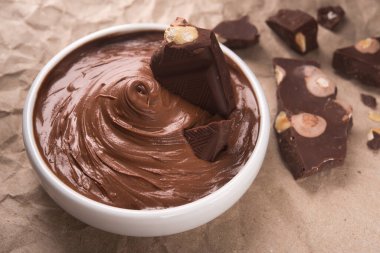 Kağıt üzerinde çikolata kremalı beyaz kase. Popüler yemek tatlısı..