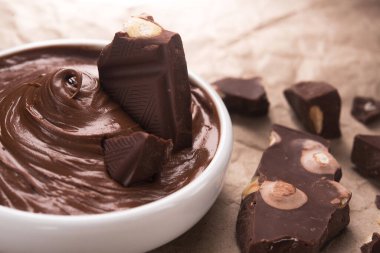 Kağıt üzerinde çikolata kremalı beyaz kase. Popüler yemek tatlısı..